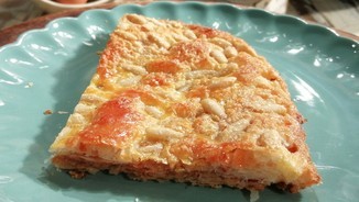 Coca de llardons i pinyons